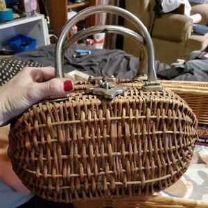 Retro wicker bag with metal handles